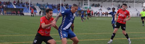 Leo Peredo controla el balón en un reciente partido del Manzanares en casa