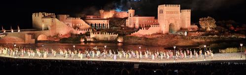 Saludo final en el espectáculo nocturno de Puy du Fou