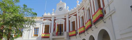 Fachada del Ayuntamiento en día festivo