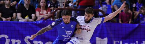 Pedro pugna un balón en el partido disputado en Alzira - Foto de Carla Cortés