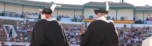 Salida de los alguacilillos antes del paseíllo de la corrida de feria de 2023
