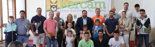 Participantes con sus trofeos