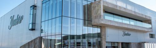 Exterior de Bodegas Yuntero en el polígono de Manzanares