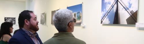 Exposición del III concurso de fotografía industrial de Aempoman en la biblioteca