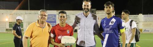 El concejal de Cultura entregó una cerámica conmemorativa del memorial al capitál del Huracán de Balazote