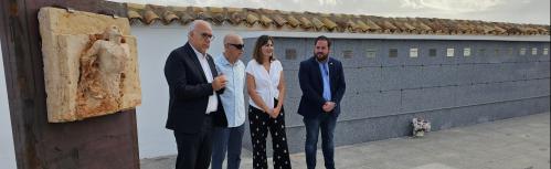 Autoridades y artista junto a la escultura