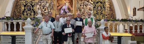 Cofrades homenajeados por su fidelidad con la hermandad