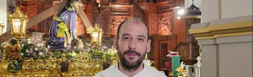Fray Francisco Alises ante la imagen de Jesús del Perdón en la iglesia de la Asunción