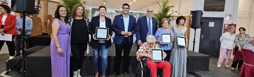 Autoridades y premiadas