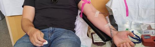 Uno de los donantes en la campaña celebrada en Manzanares (imagen Hdad Provincial de Donantes)