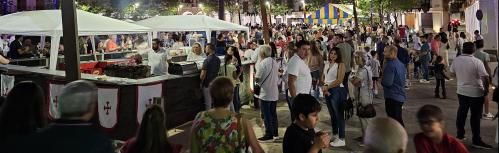 Tabernas y barbacoas instaladas en la plaza en 2023
