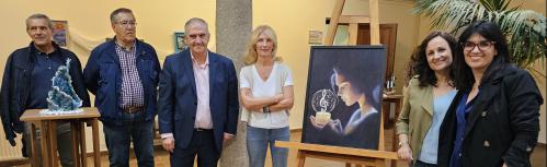 La autora posa junto a su obra