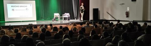 Numerosa público asistió a la charla dirigida a familias