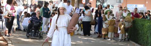 Victoria López ganó el primer premio en niñas como aguadora