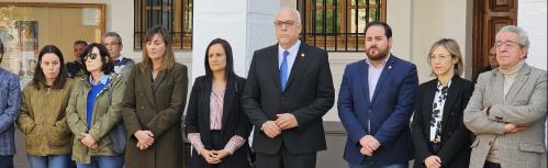 Familiares de Antonio Noblejas han participado en el minuto de silencio junto a las autoridades locales