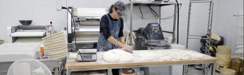 Esther Donoso en plena elaboración del pan payés premiado