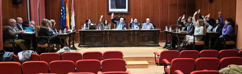 Momento de la votación del presupuesto por el Grupo Socialista