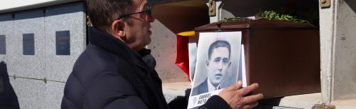 Acto de entrega de los cuerpos recuperados de las fosas 1 y 2 del cementerio de Manzanares