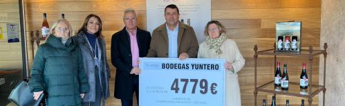 El presidente de la cooperativa entrega el cheque a Cruz Roja