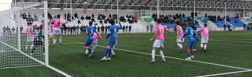 Una de las llegadas del Manzanares CF al área del Noblejas