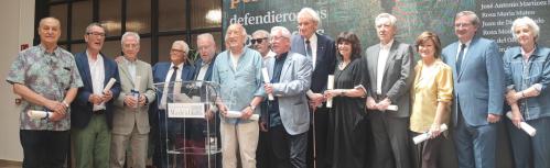 Román Orozco (tercero por la izquierda) junto a algunos de los periodistas reconocidos. Foto: Asociación de Periodistas Europeos