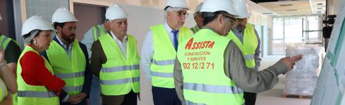 Visita de Julián Nieva y Jesús Fernández Sanz al nuevo centro de salud de Manzanares