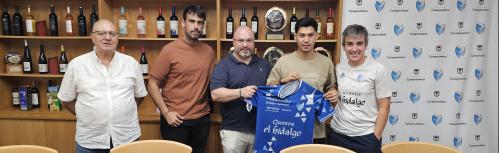 Gholami junto a directivos técnico y patrocinador
