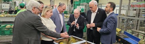 Antonio Atienza muestra la producción a las autoridades