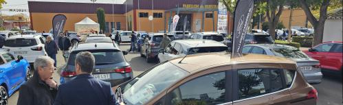 Visitantes en los stands exteriores del Salón del Automóvil