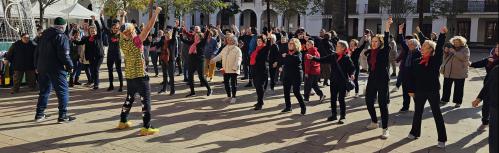 El acto del 3 de diciembre ha concluido con bailes conjuntos en la plaza de la Constitución