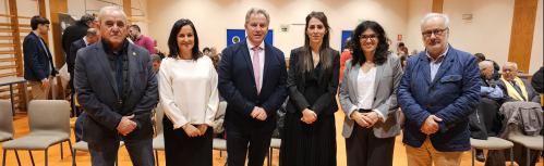 La jueza y el director de la EFA junto a las autoridades municipales