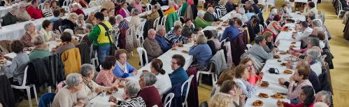 Chocolatada navideña para personas mayores 2025