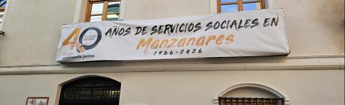 Exterior del centro social de Casa Josito con la pancarta conmemorativa