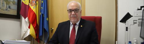 Julián Nieva en el despacho de Alcaldía