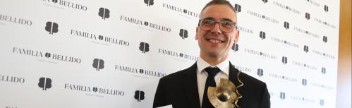 Diego Ortega con su trofeo como mejor sumiller 2026 de CLM