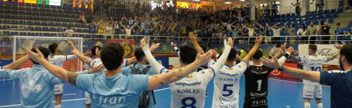 Celebración de jugadores y afición del Manzanares FS en Valdepeñas