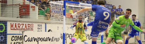 Tiro de Daniel Gabriel que repele Dennis bajo palos