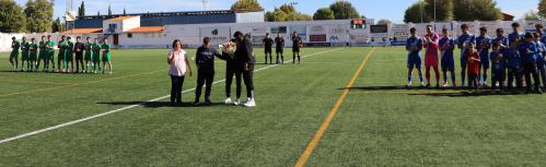 Ángel recibió el pésame y el cariño de público y compañeros antes del partido