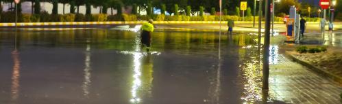 Operarios municipales intervienen en la balsa de agua acumulada tras el Nuevo Manzanares