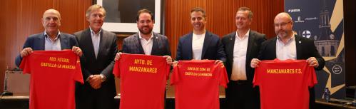 La RFEF ha entregado camisetas de la Selección de Fútbol Sala a las instituciones y Manzanares FS