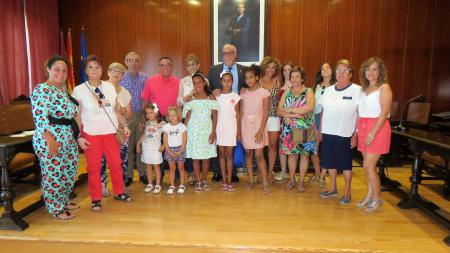 Foto conjunta de las niñas saharauis con sus familias de acogida