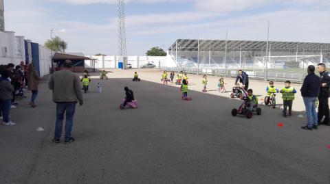 Momento en que los menores participan en el circuito vial