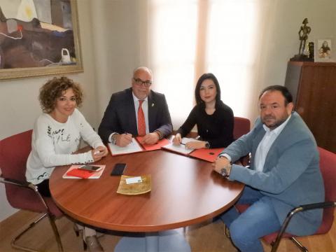 Firma del convenio con el IES Azuer