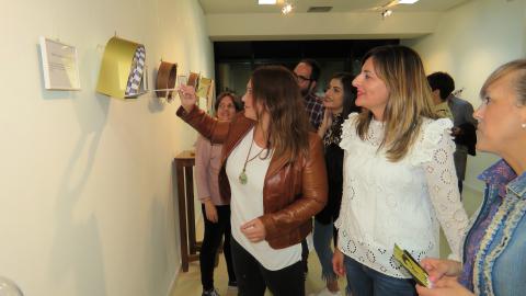 Virginia Caro muestra una de sus obras a las concejalas Isabel Díaz-Benito y Silvia Cebrián