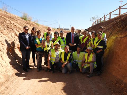 Julián Nieva junto a los concejales de Obras y Empleo y al personal que trabaja en el caz