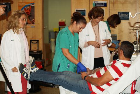 La coordinadora de la Red de Hemodonación, Hemoterapia y Hemovigilancia de Castilla-La Mancha, Elena Madrigal durante una donación
