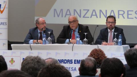 Julián Nieva durante la clausura junto a Mariano León y Gonzalo Redondo