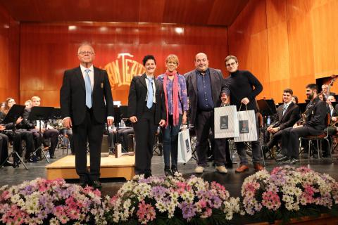 La concejala Silvia Cebrián acompaña a la banda en la entrega del obsequio a los visitantes