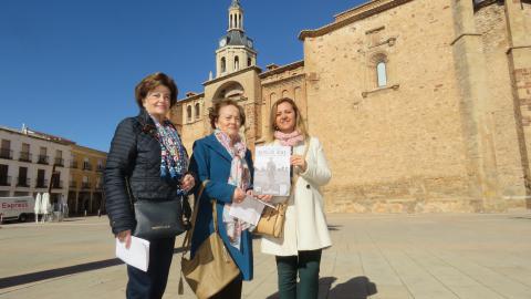 Dolores Saldaña junto a Isabel Enrique y Consuelo González Calero