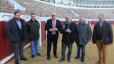 Ian Gibson y las autoridades municipales durante su visita a la plaza de toros de Manzanares